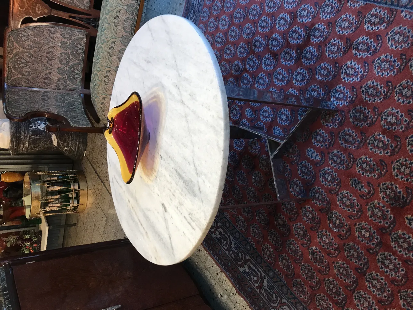 antiguo cristal de murano en forma de flor con colores vibrantes