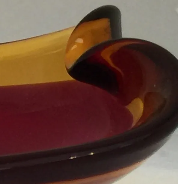 Cristal de Murano ancien en nuances colorées avec des formes élégantes.