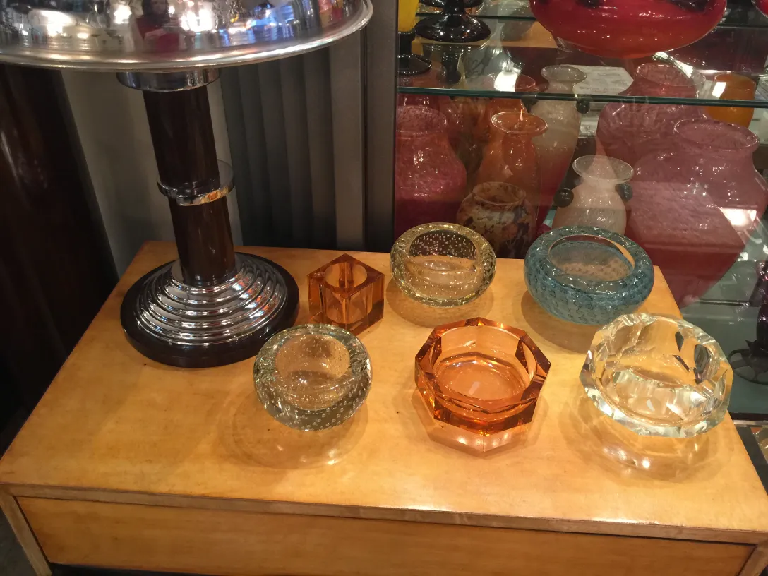 颜色各异的古董穆拉诺玻璃碗