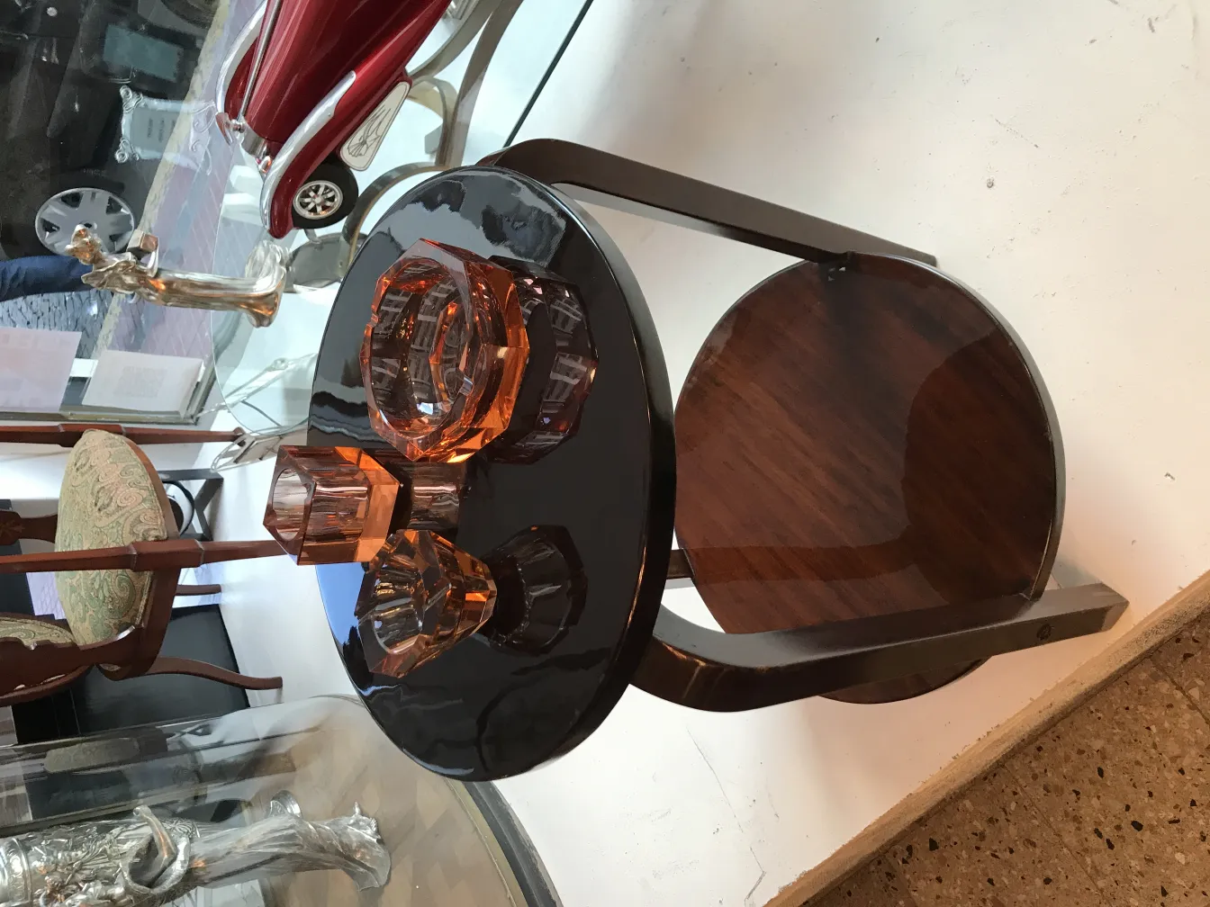 antikes murano-glas dekorativ auf schwarzem Tisch