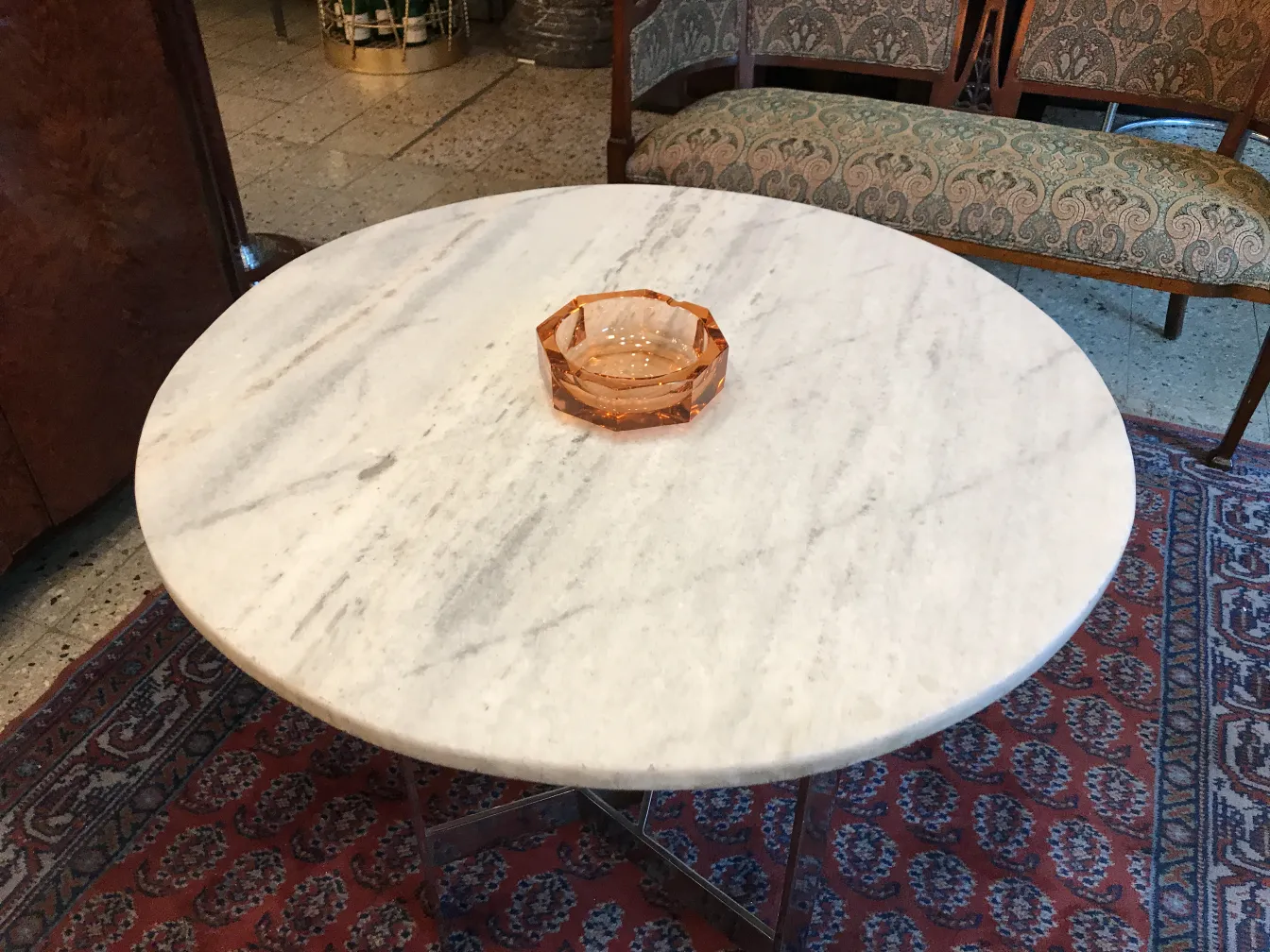 ancien cristal de murano sur une table en marbre avec décor