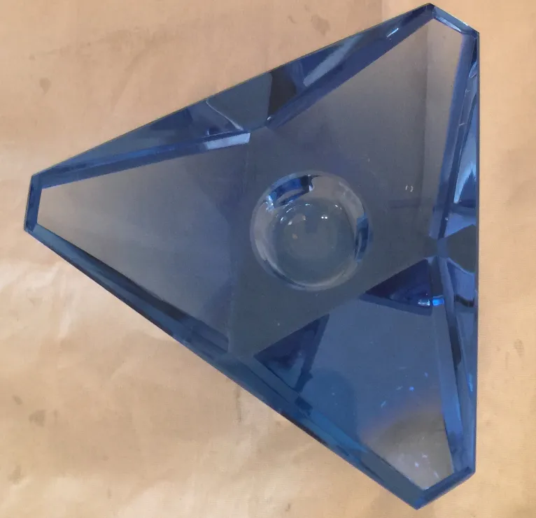 قطعة زجاجية مورانية بطابع مثلثي باللون الأزرق