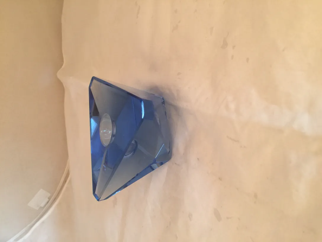 cristal de murano en forme de pyramide de couleur bleue