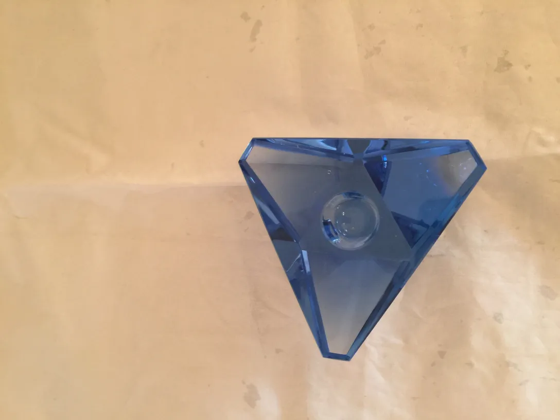 蓝色穆拉诺玻璃呈菱形