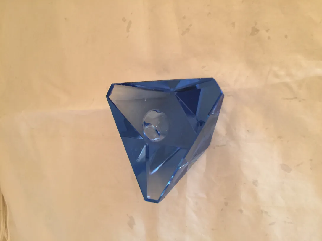 cristal de murano bleu en forme géométrique sur fond clair