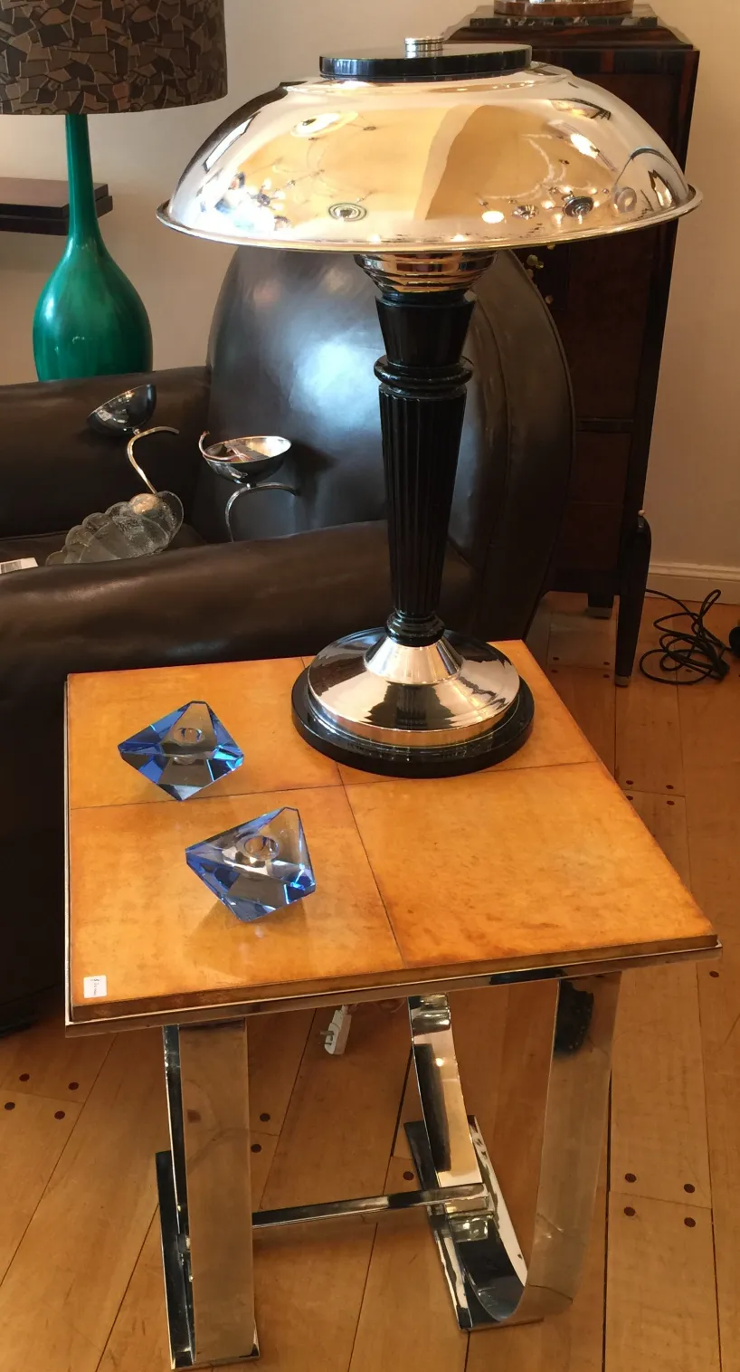 antikes dekoratives Murano-Glas-Objekt in Blau auf dem Tisch