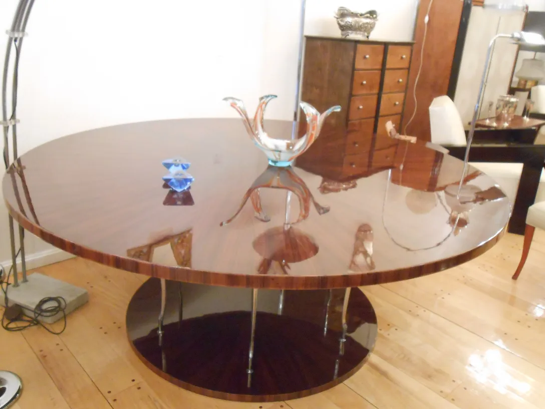 Antigo vaso de cristal de Murano sobre uma mesa brilhante, ambiente elegante.