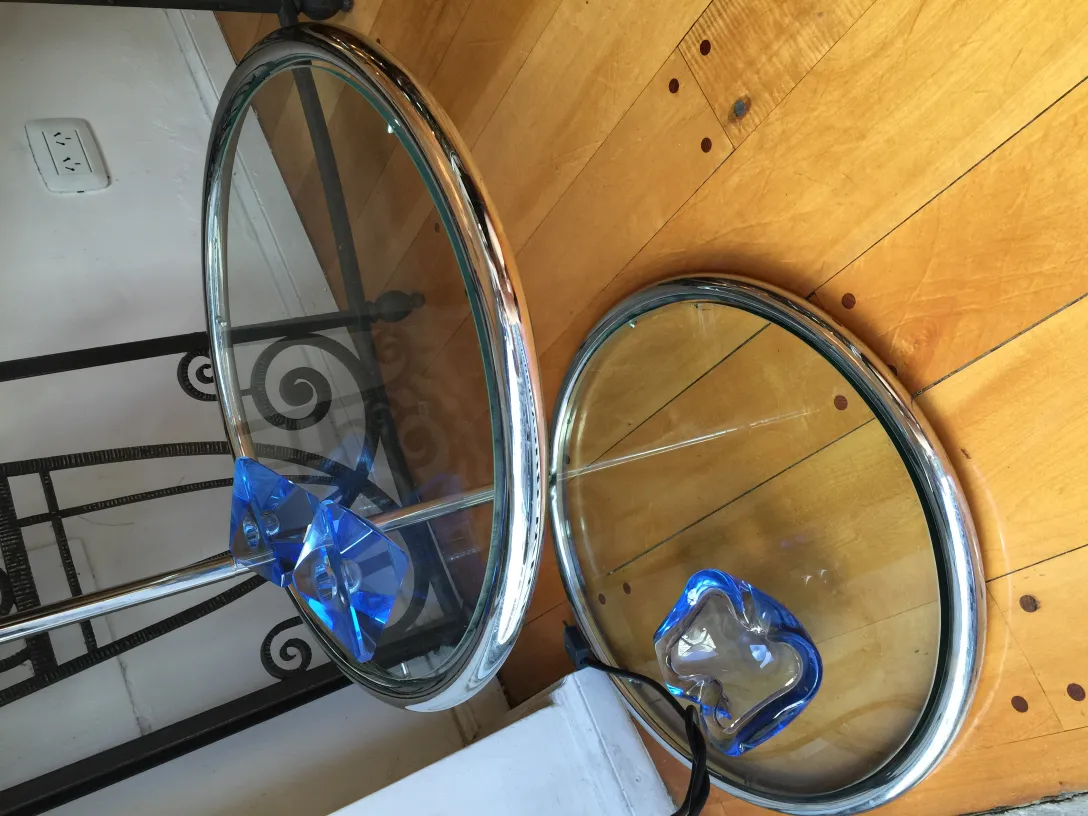 Dekoratives Murano-Glas mit einzigartiger Form und glänzendem Finish, auf einem Holztisch platziert.