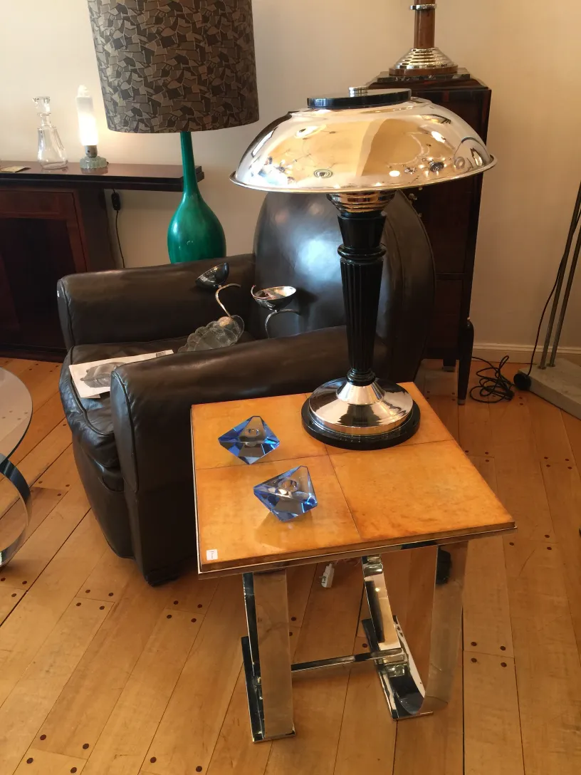 decoração antiga de cristal de murano em uma mesa