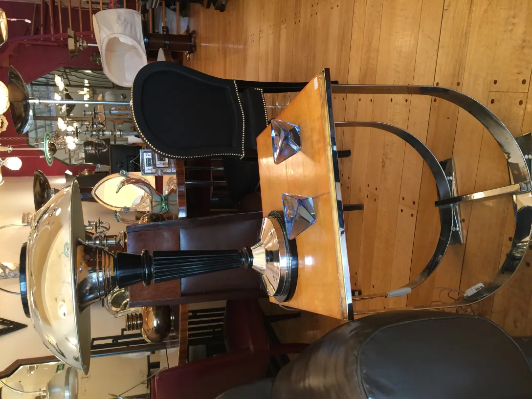 장식적인 베이스가 있는 고대 무라노 유리 램프, 가구에 둘러싸인