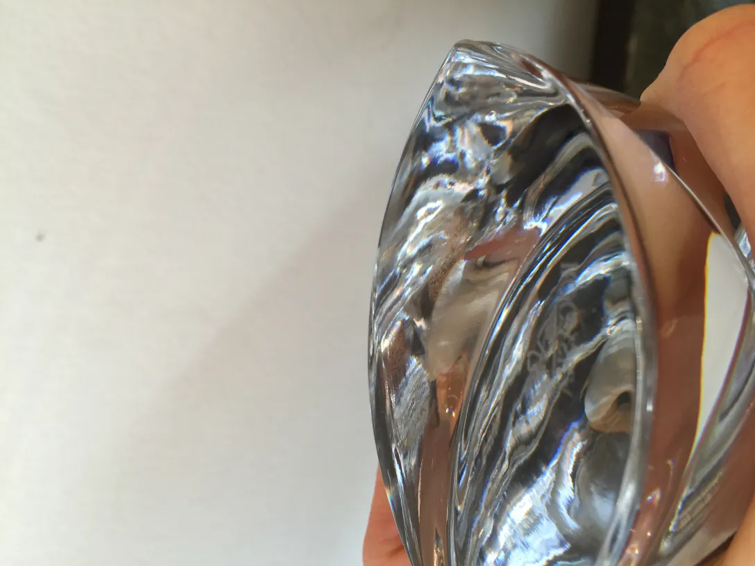 Cristal de Murano ancien avec forme élégante et reflets lumineux