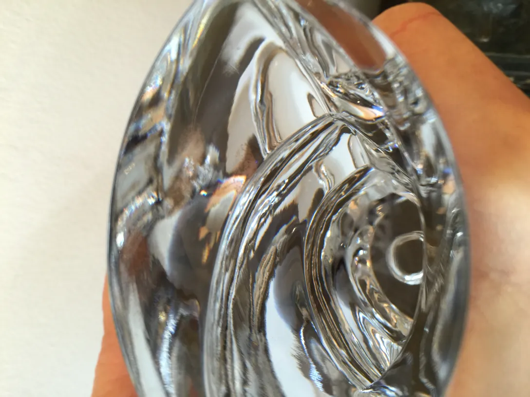 Cristal de Murano antigo com design clássico e claro.