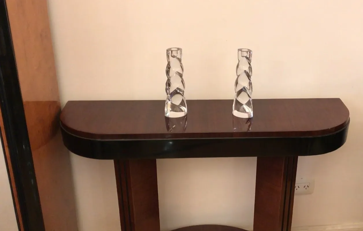 deux vases en cristal de murano sur une table ancienne