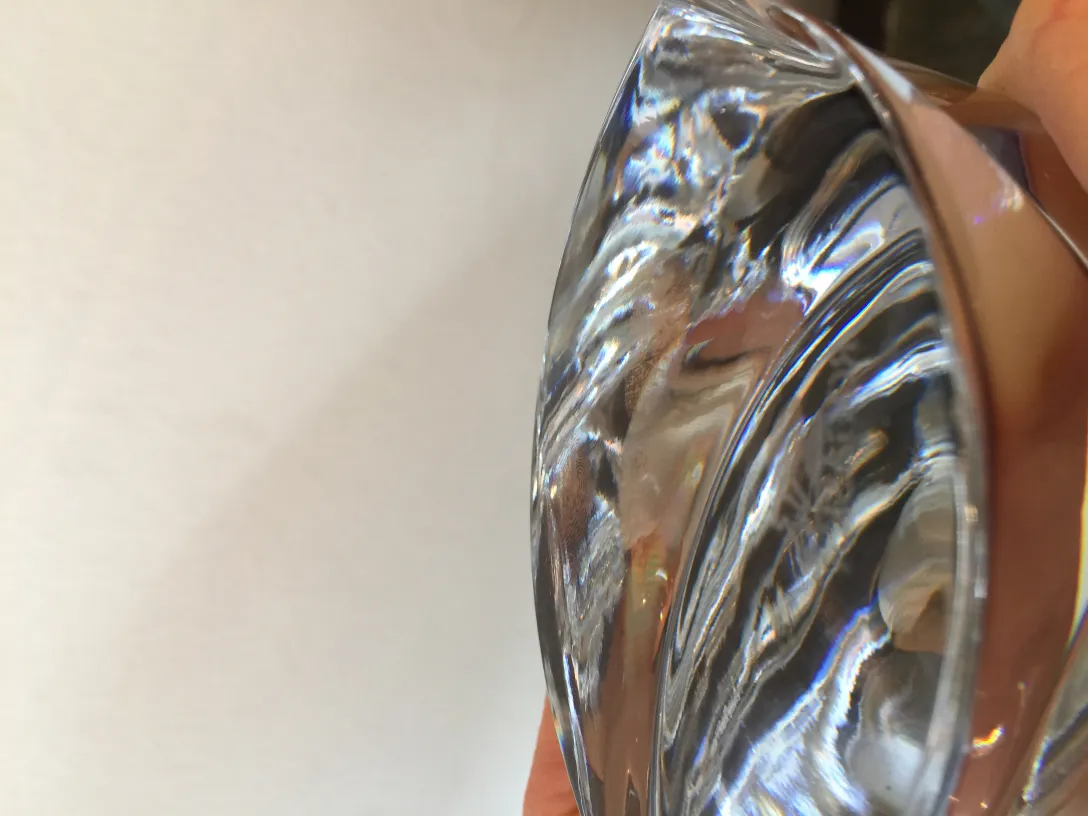 Détails clairs d'un ancien cristal de Murano avec des couleurs et formes uniques.