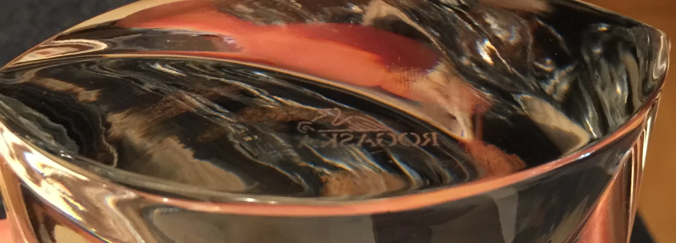 古い環境の中で色とりどりの反射を持つムラノガラス