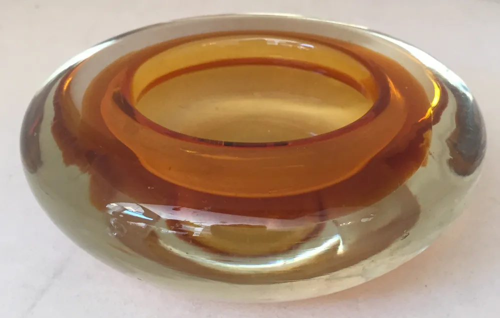 Cristallo di Murano antico in tonalità gialle e verdi, forma elegantemente arrotondata.