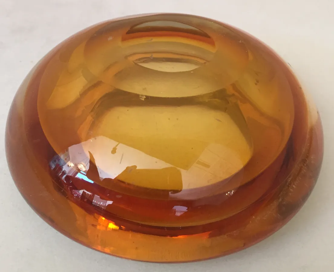 Cristal de Murano aux tons ambre, décoration vintage, forme circulaire, avec un éclat exceptionnel.