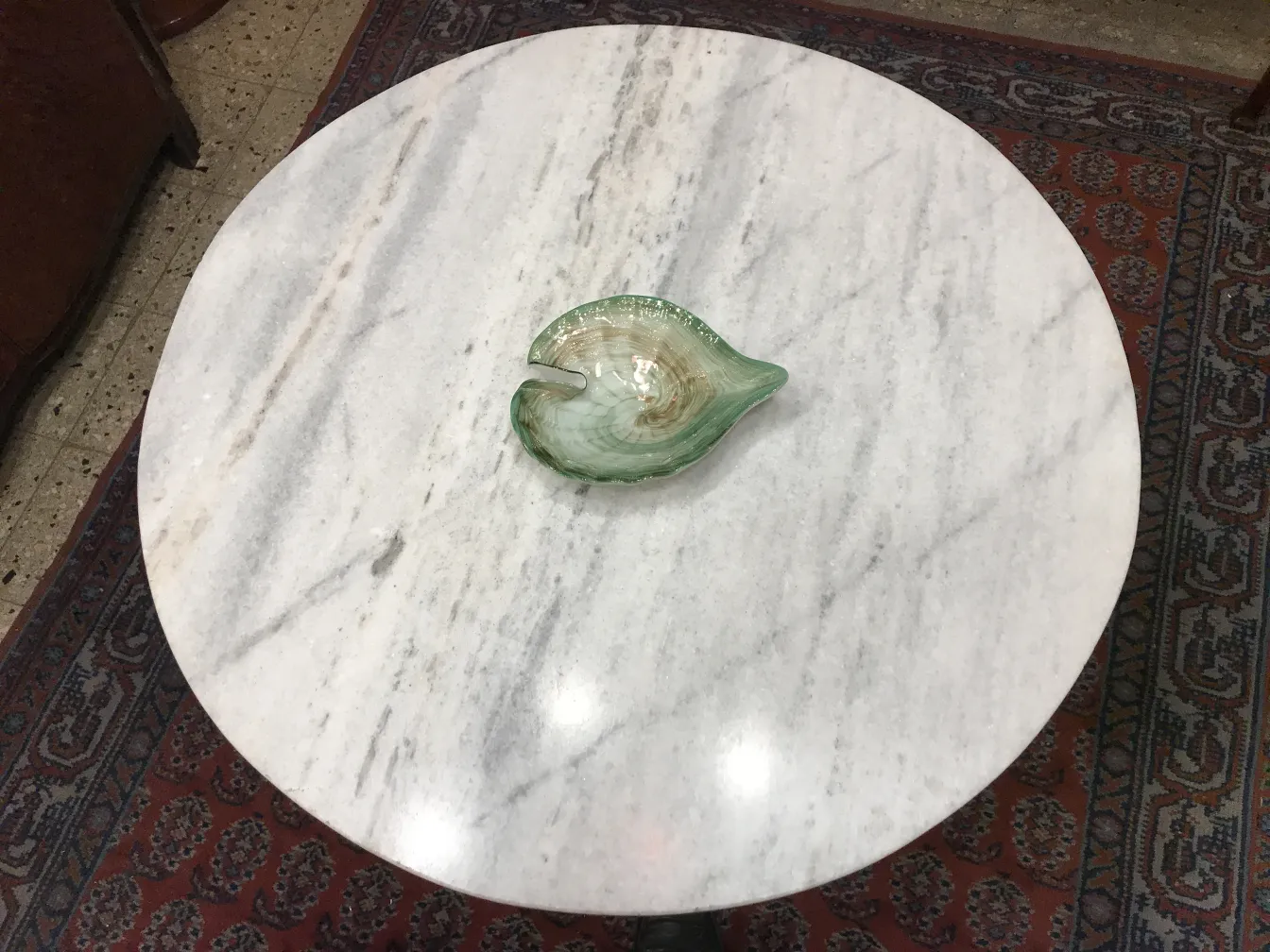 piatto antico in vetro di Murano su tavolo in marmo