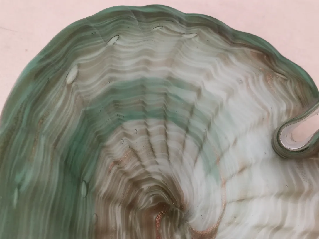 beau cristal de murano avec des motifs verts et blancs