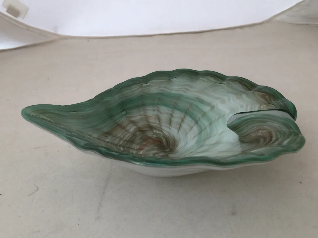 Concha antigua de cristal de Murano con tonos verdes y blancos