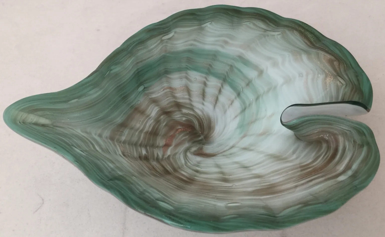 antiguo cristal de murano en forma de concha con tonos verdes