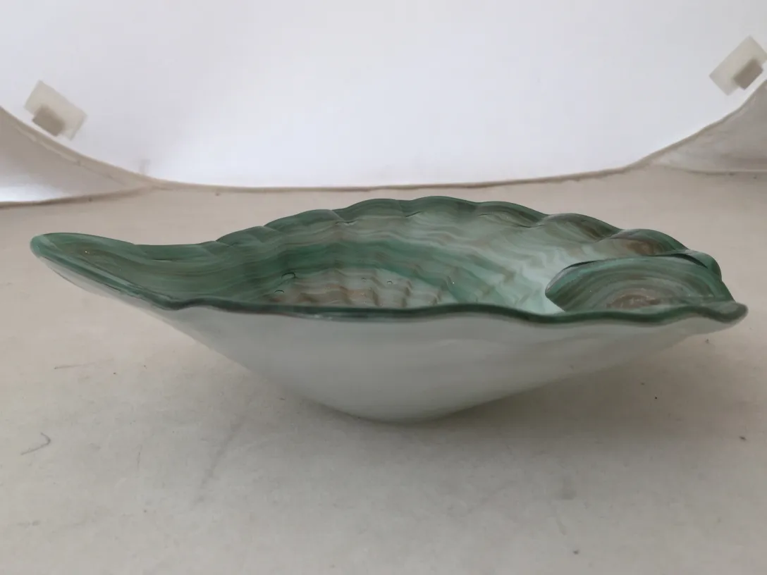 plat ancien en cristal de murano avec bord ondulé et teintes vertes