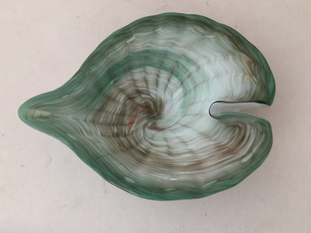 lindo cristal de murano antigo em formato de concha, cores verdes e brancas, fundo liso