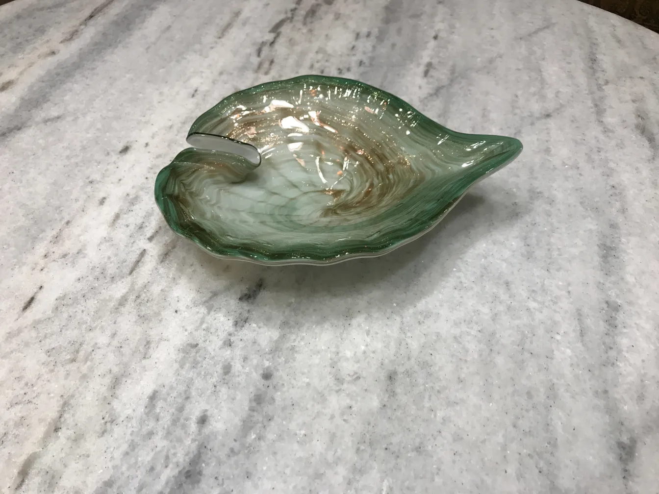 Blattförmige Dekoschale aus Murano-Glas in grün und gold.