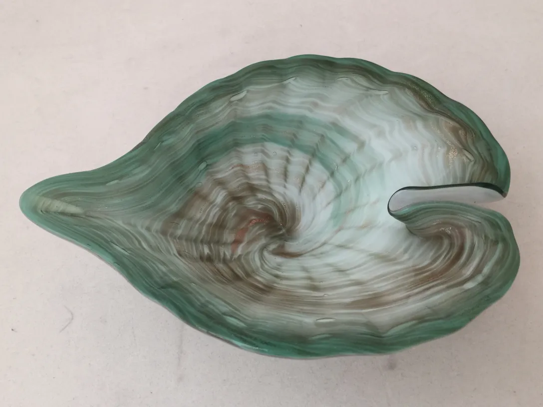 dekoratives Murano-Glas-Stück mit grünen und braunen Farbtönen