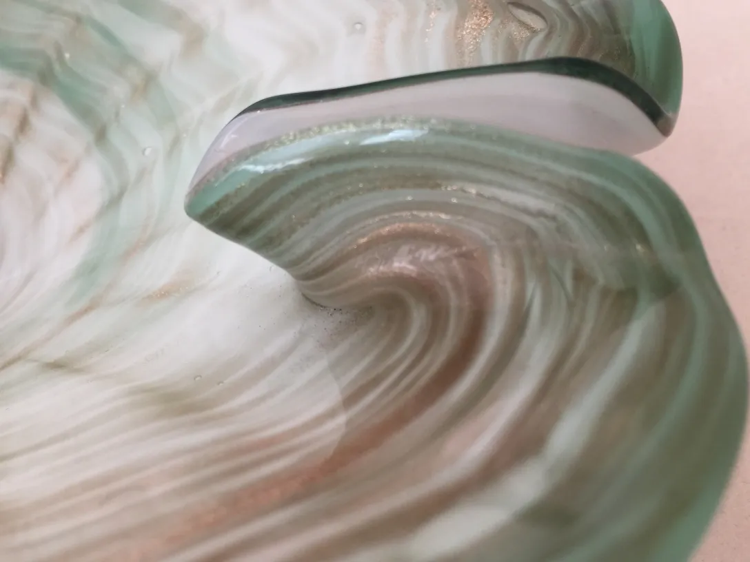 ancien cristal de murano avec des couleurs douces et des ondulations