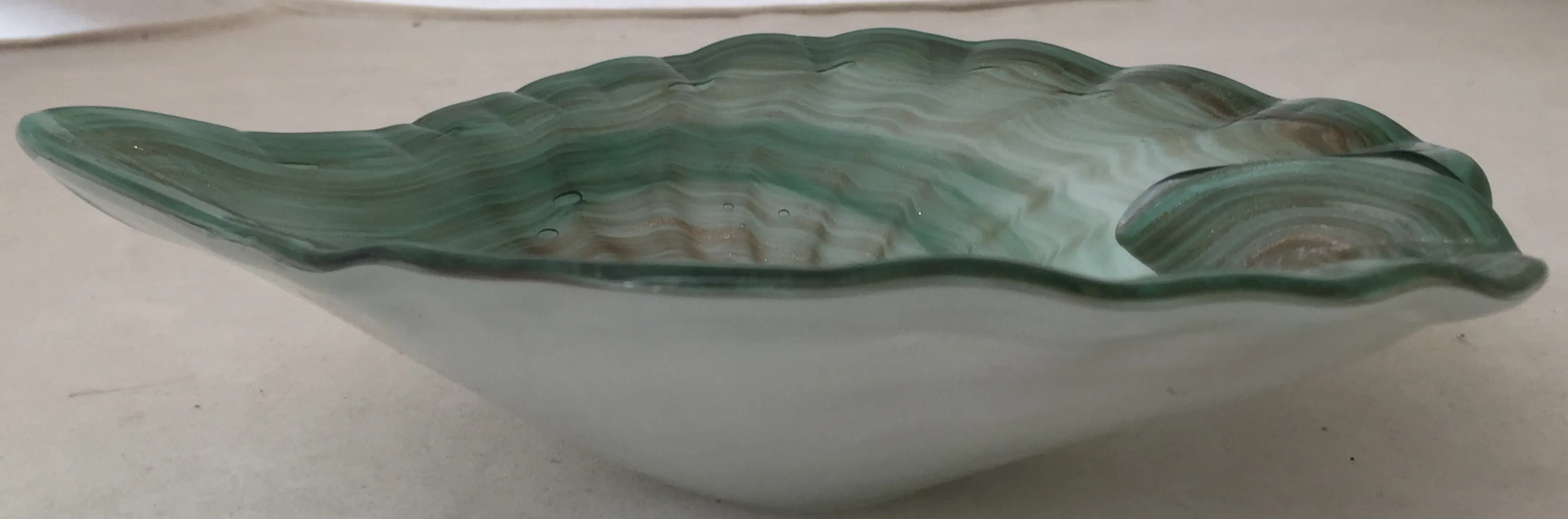 bella ciotola in vetro di Murano a forma di conchiglia verde