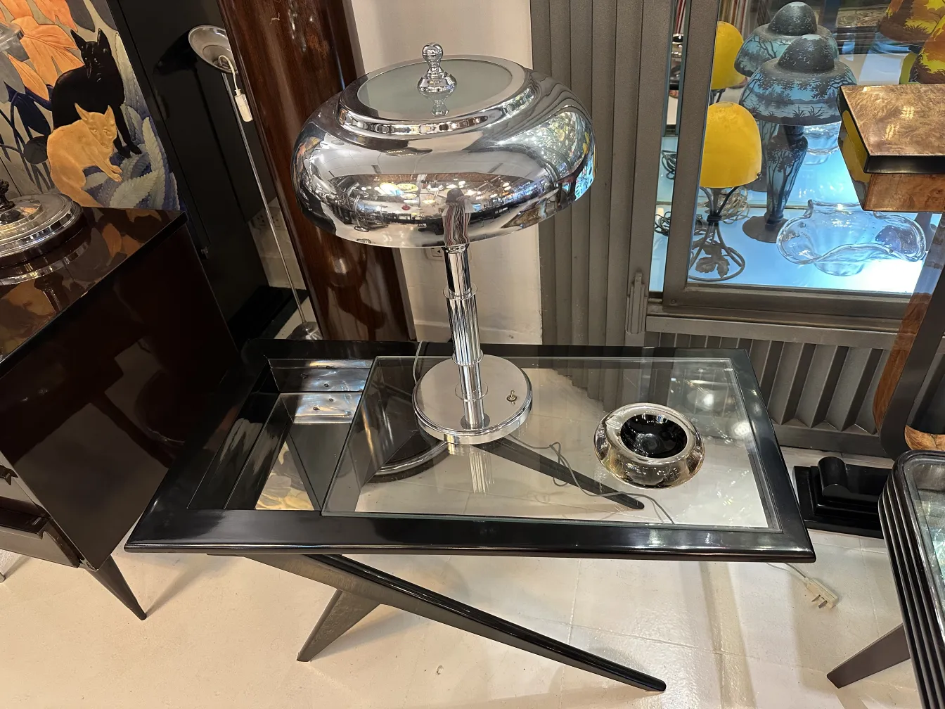 antigo cristal de murano em uma mesa com lâmpada