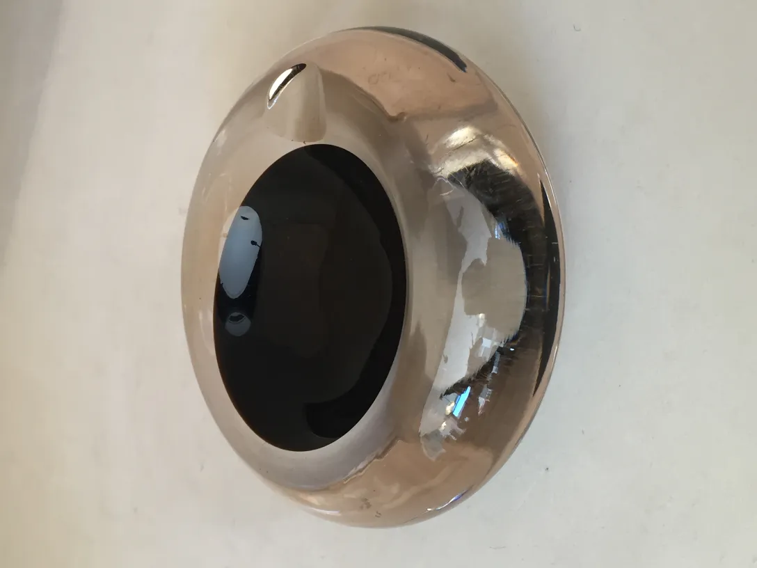 Antico vetro di Murano con design elegante e dettagliato, decorativo