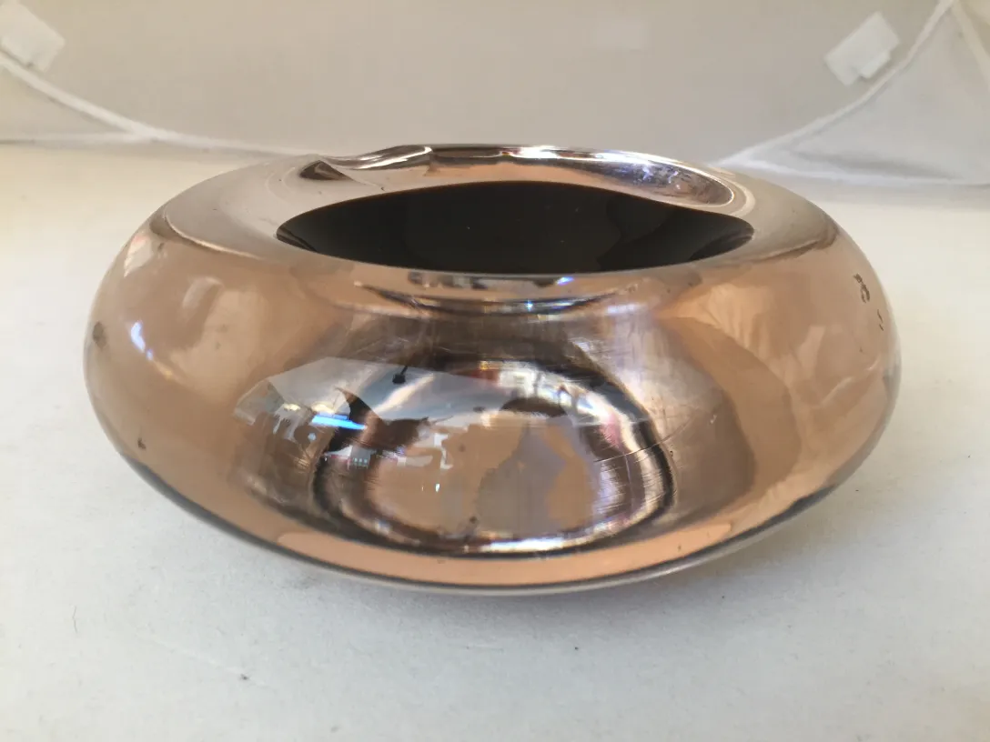 Antikes dekoratives Murano-Glas mit metallischen Reflexen.