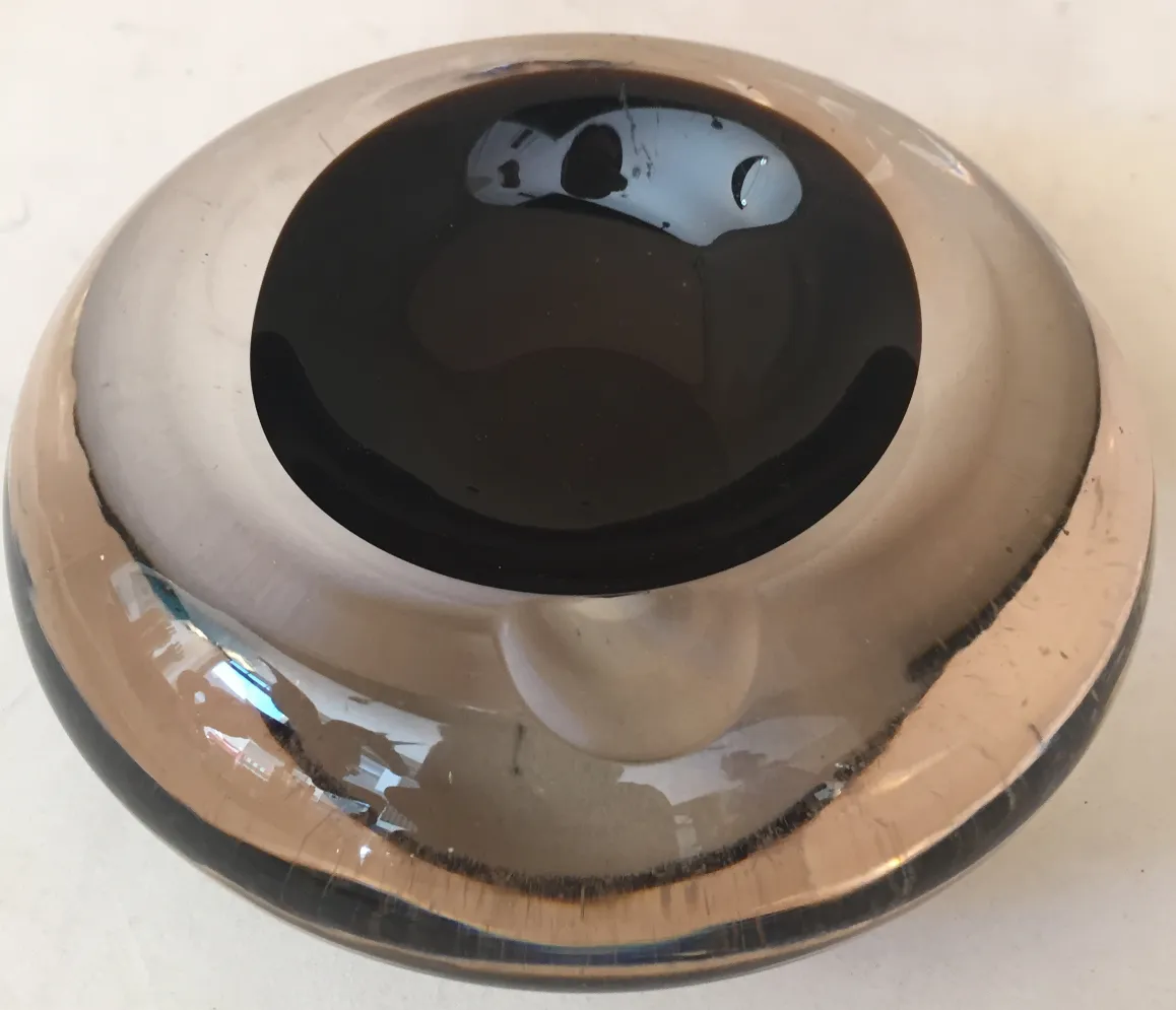 schönes murano glas mit kugelform und schwarzem zentrum