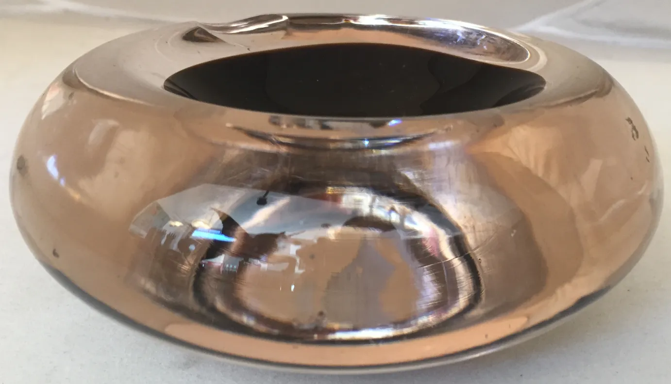 Antigo cristal de Murano com forma arredondada e superfície brilhante