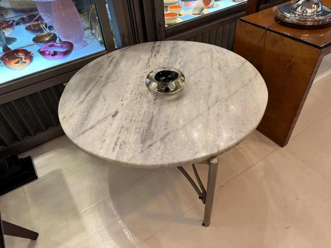 Mesa redonda de mármol con cristal de Murano decorativo