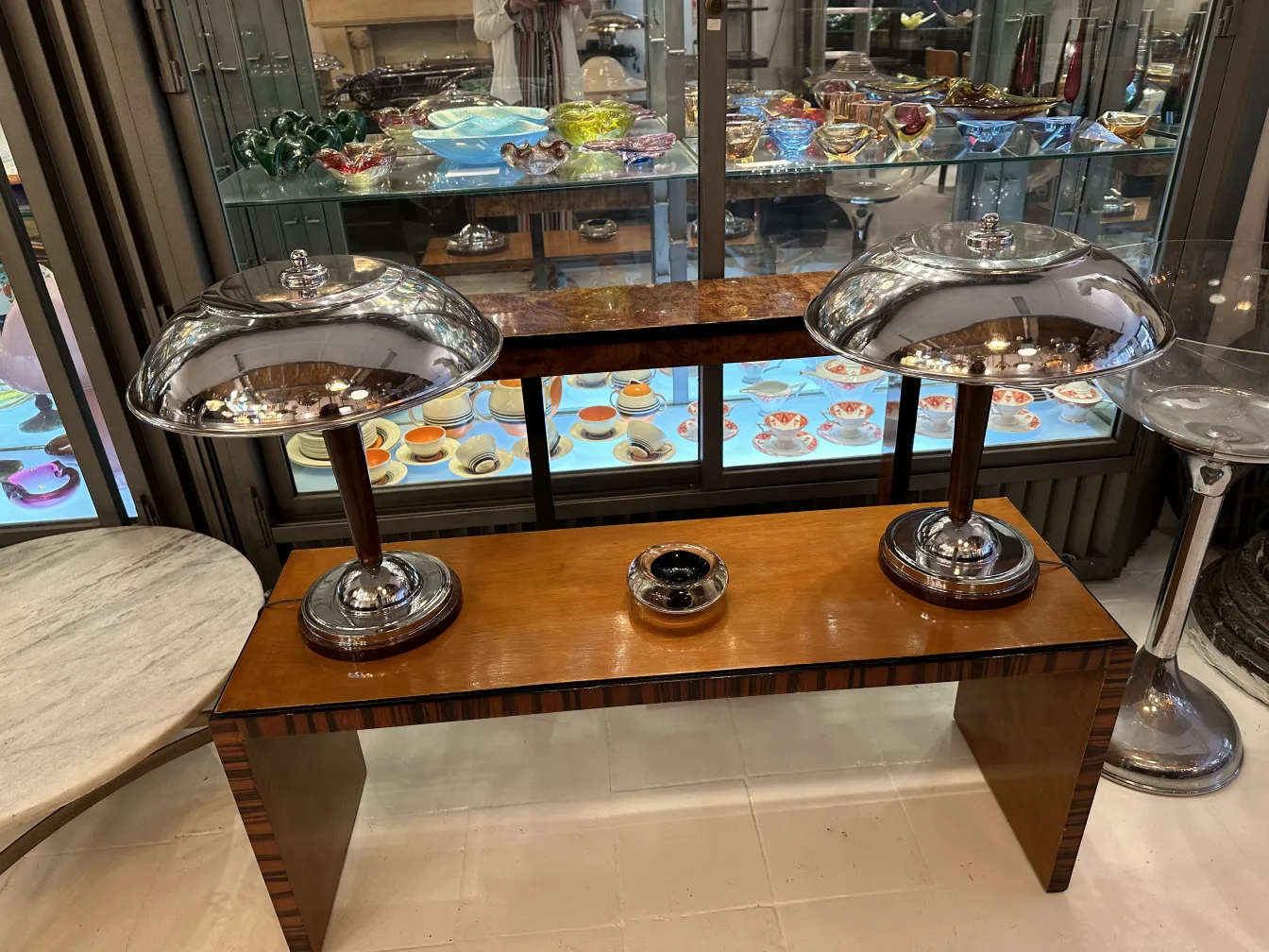 木製ベースと装飾用ムラーノガラスの後ろにある2つの古い光沢のあるランプ