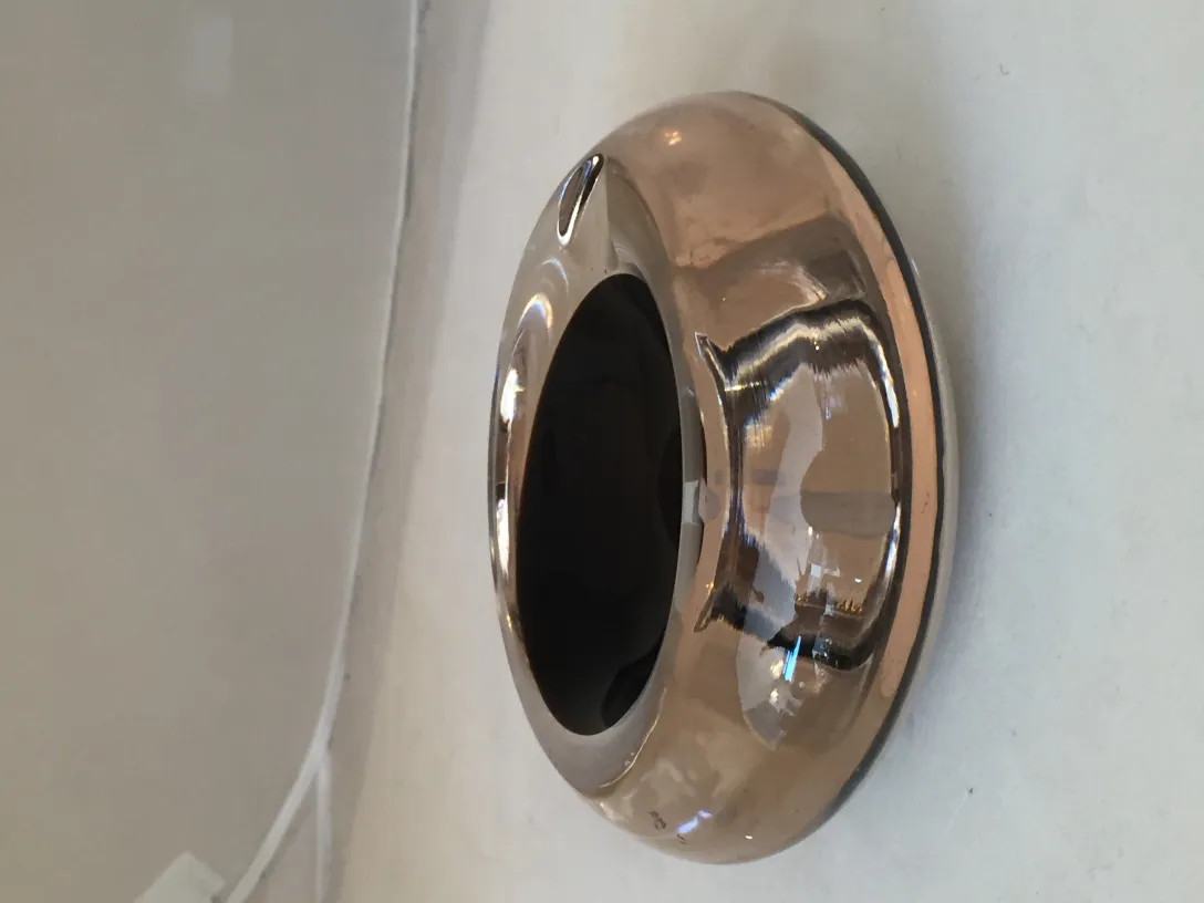 antikes dekoratives stück aus murano-glas mit gebogener form und glänzendem finish