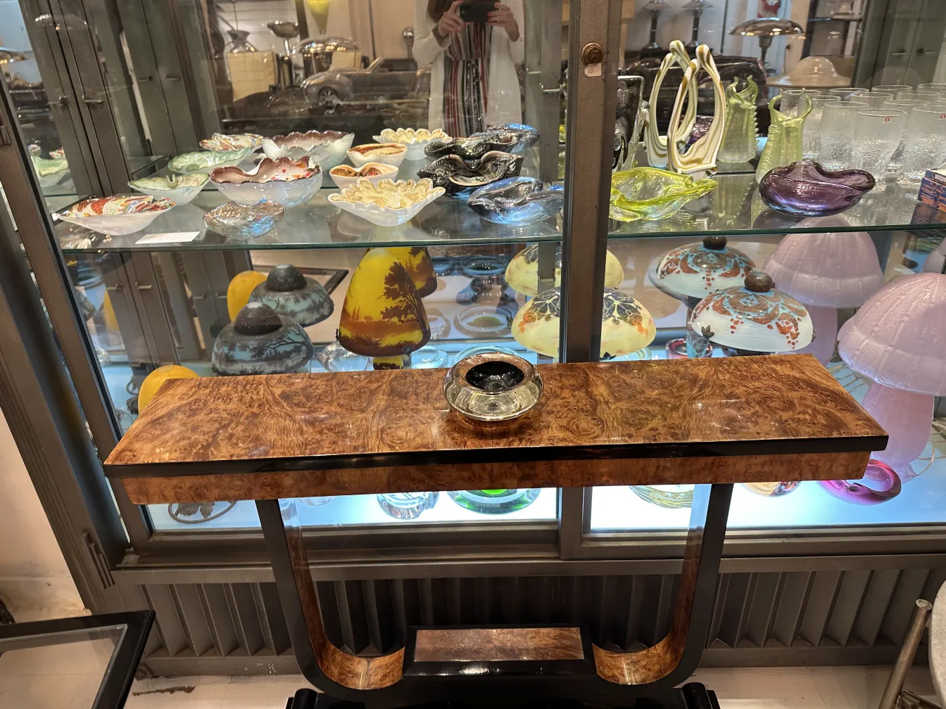 Schöne antike Murano-Glas im Schaufenster, lebhafte Farben