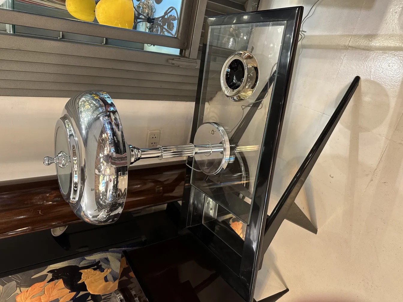 antikes murano glas mit dekorativen details und elegantem sockel