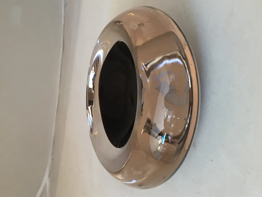 Antikes Murano-Glas mit elegantem Design und dunklen Tönen, ideal zur Dekoration.