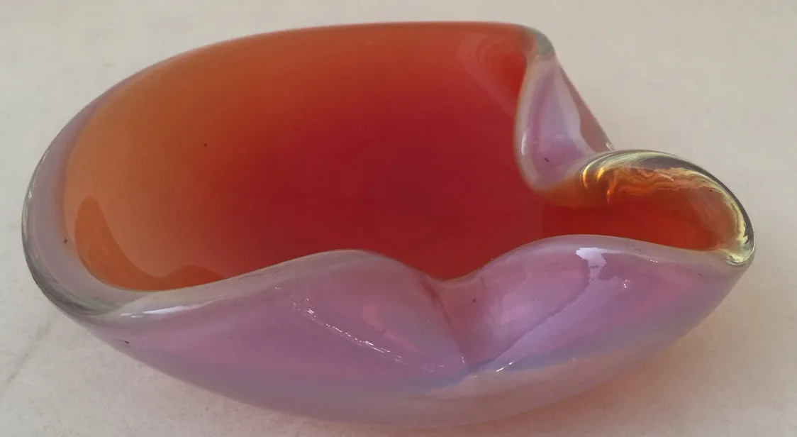 antische Murano-Glas-Schüssel mit warmen Farben und geschmeidigen Kurven