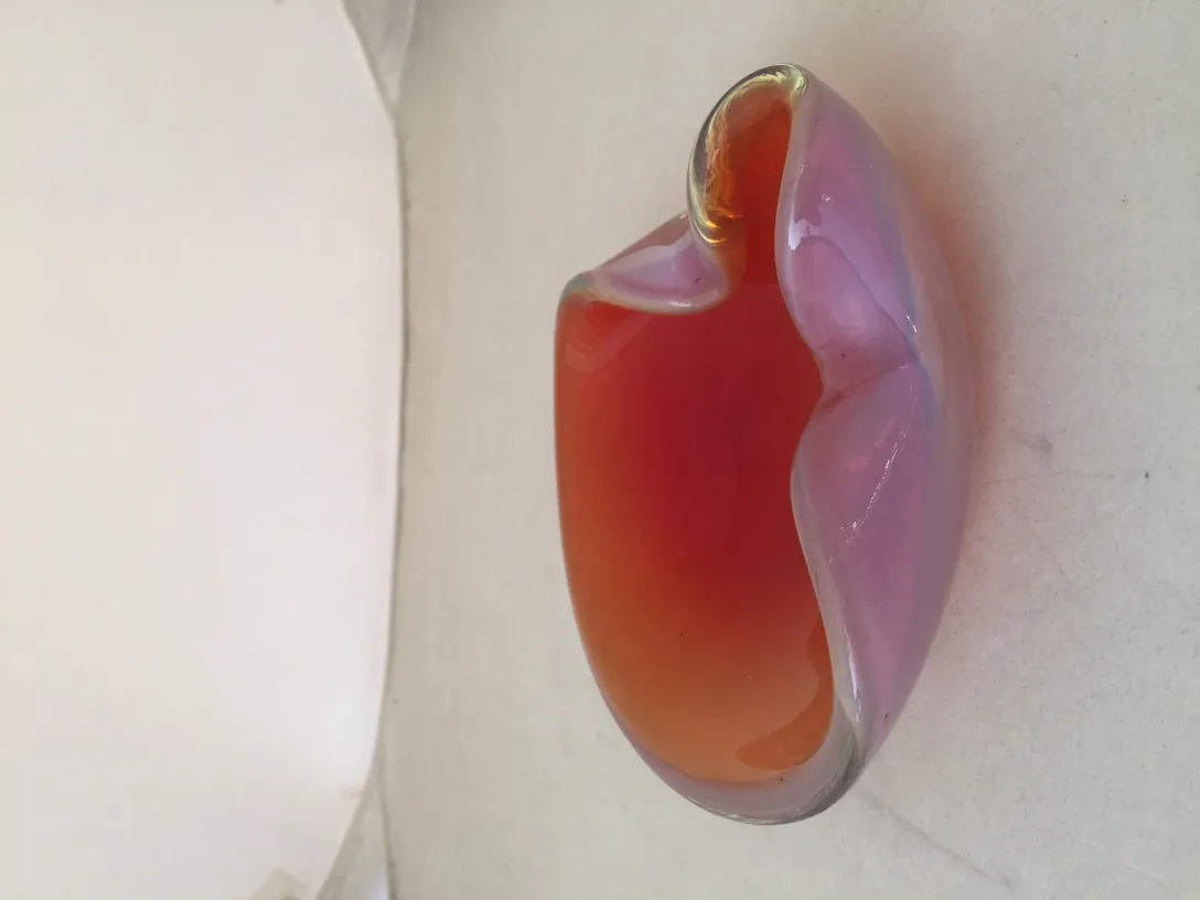 altes murano-glas mit organischen formen und warmen farben