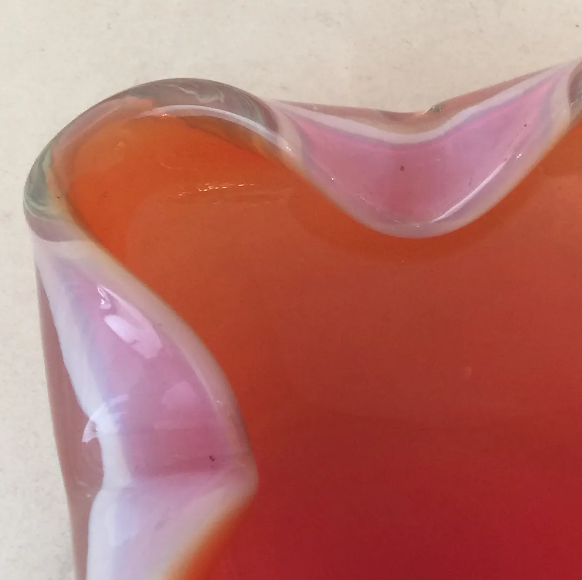 Detail eines antiken Murano-Glases mit orange-rosa Farbtönen