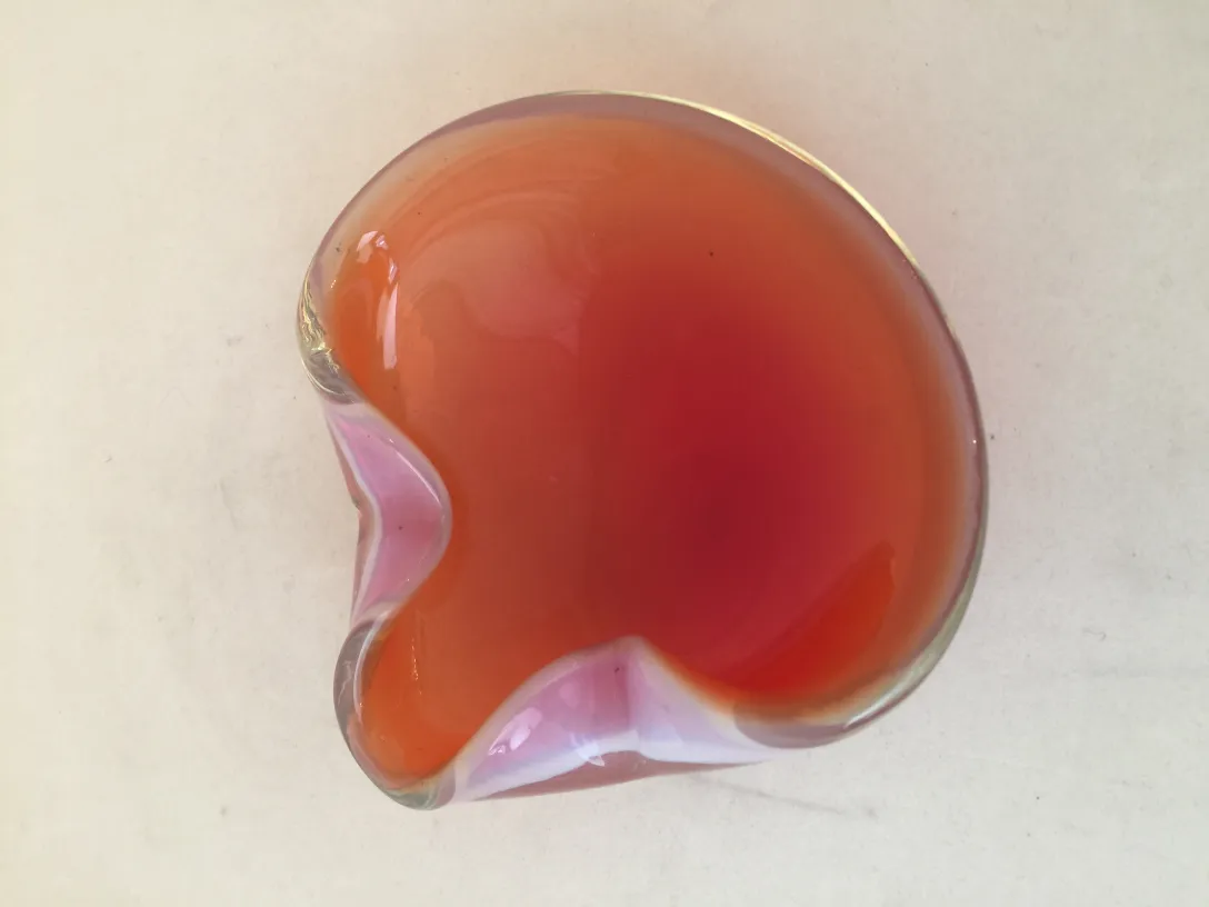 bel vetro di Murano con forme ondulate e tonalità arancioni