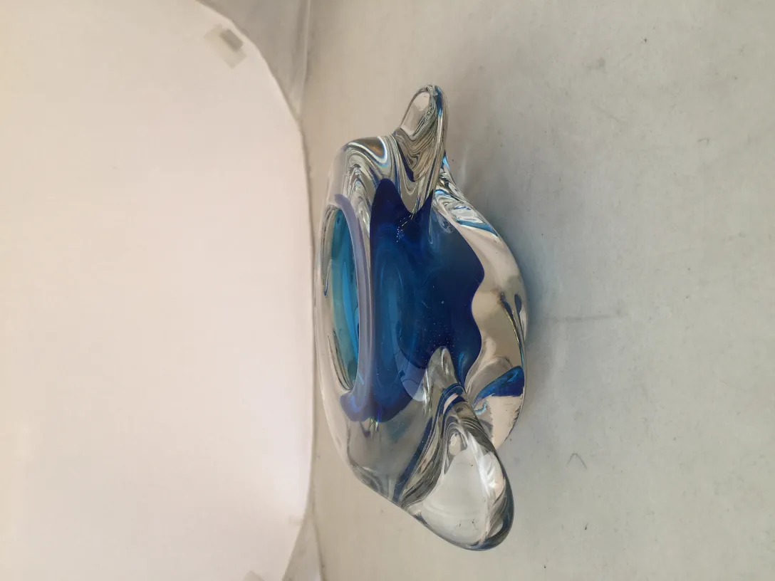 antikes organisch geformtes murano-glasstück in blau