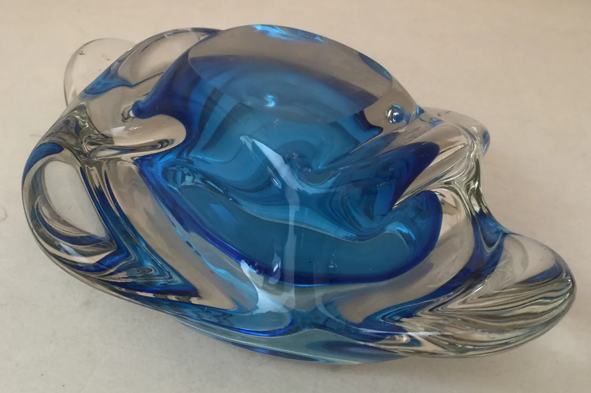 Antico vetro di Murano in tonalità di blu, forme fluide e dettagliate.