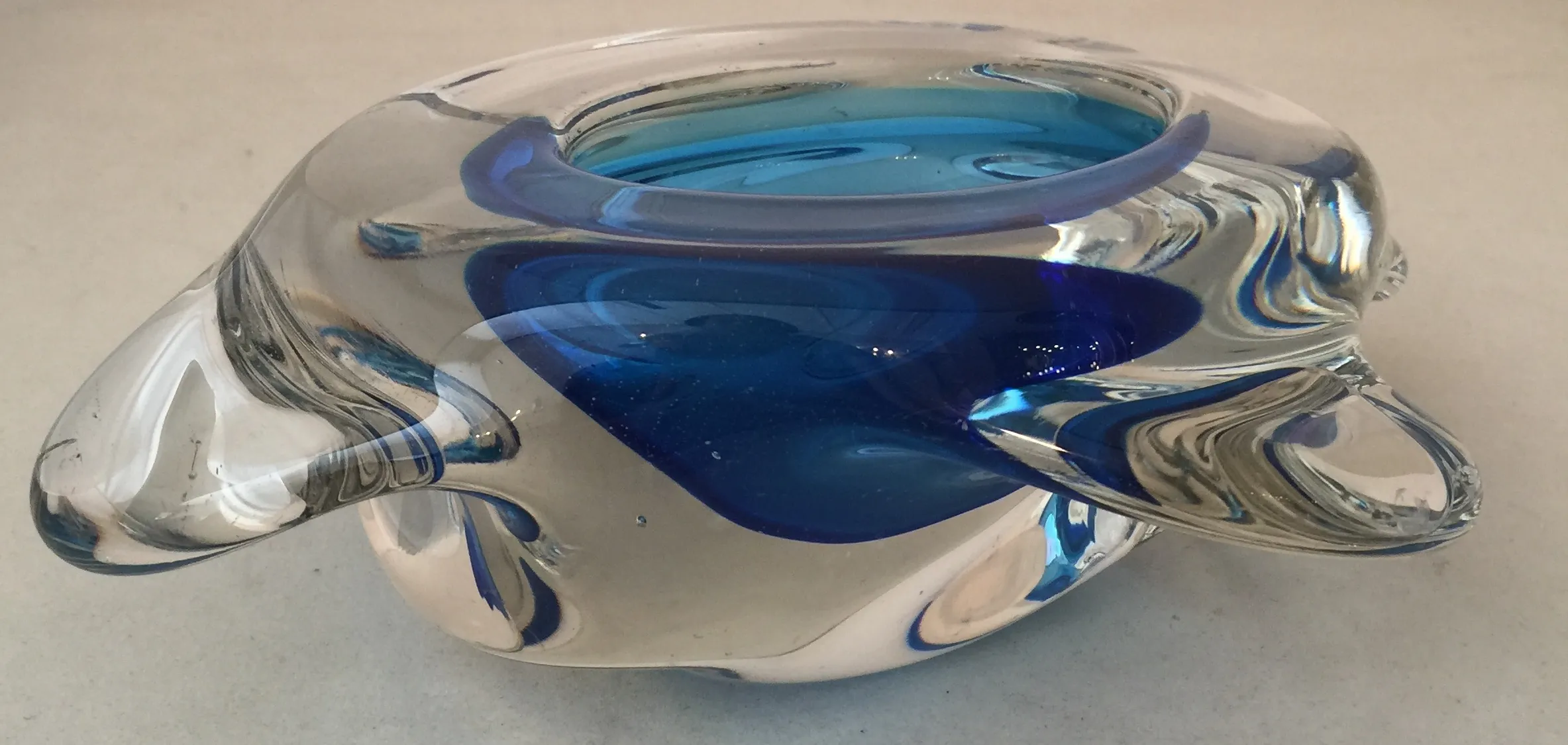 antik murano glas mit elegantem blauen design