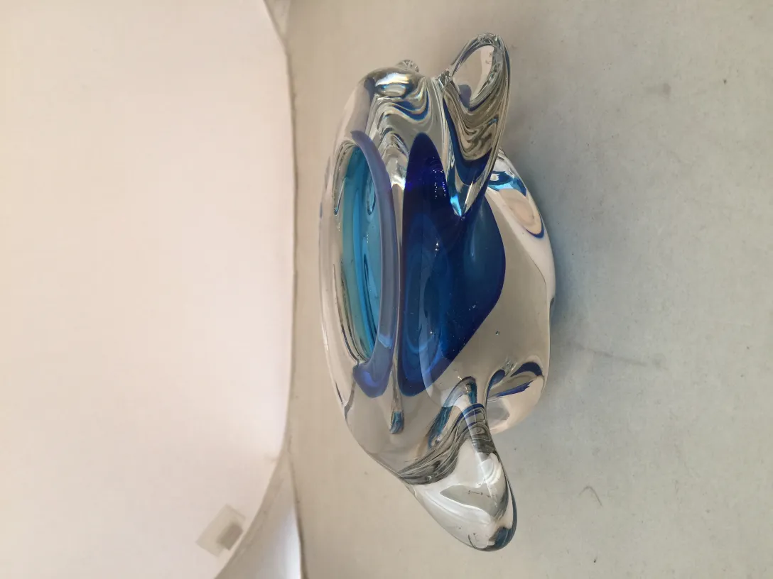 Cristal de Murano antigo com tons azuis em fundo neutro